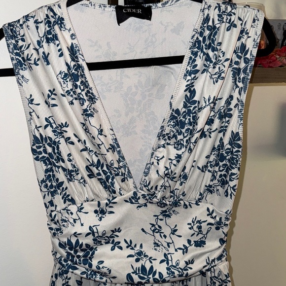 Cider White and Blue Floral Jumpsuit - Picture 3 of 4